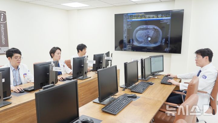 [인천=뉴시스] 가톨릭대학교 인천성모병원 간암팀 의료진이 다학제통합진료를 하고 있다. (사진=인천성모병원 제공) 2025.07.09. photo@newsis.com