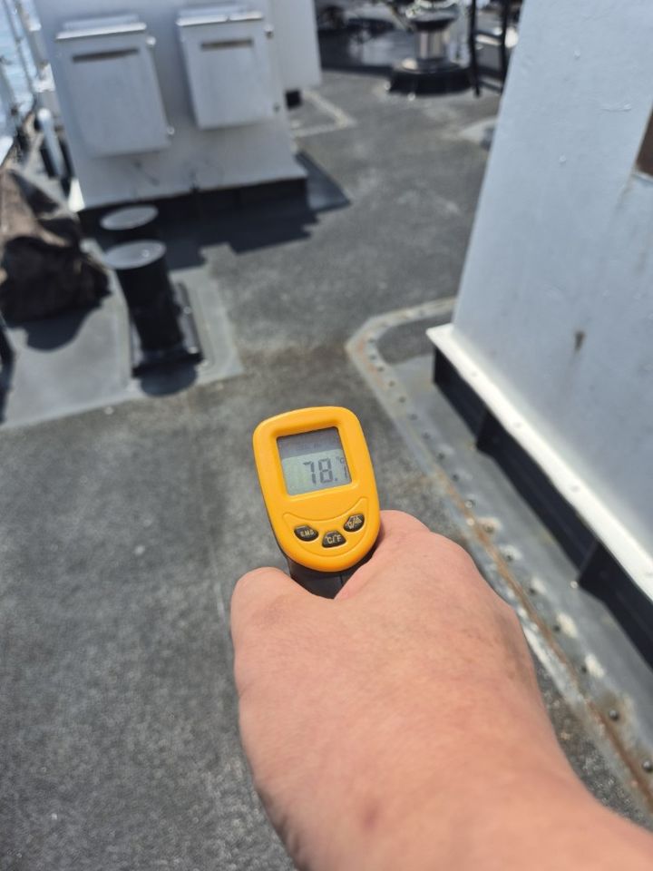 군산해경이 경비중인 중형함정에서 촬영한 사진으로, 선체외판을 열을 측정한 결과 78.1도로 나타났다.(사진=해경 제공) *재판매 및 DB 금지