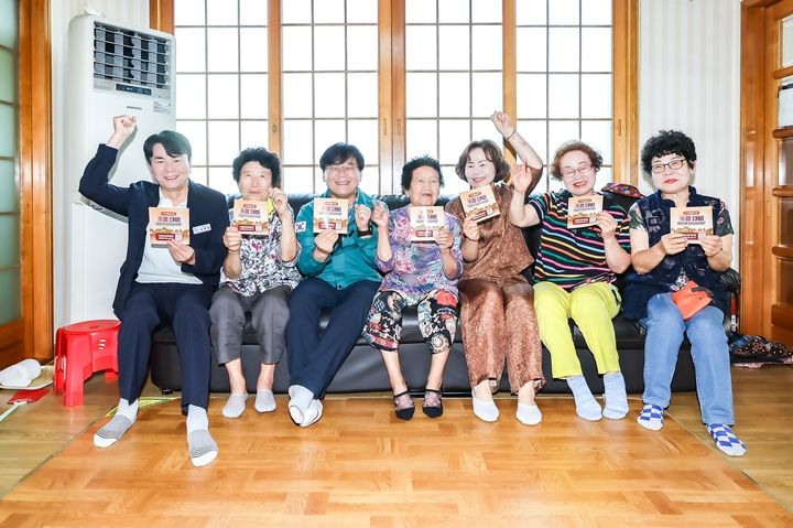 [함안=뉴시스]함안부군수(왼쪽에서 세번째), 폭염경보 발효 속 무더위쉼터 점검.(사진=함안군 제공) 2025.07.09.photo@newsis.com *재판매 및 DB 금지