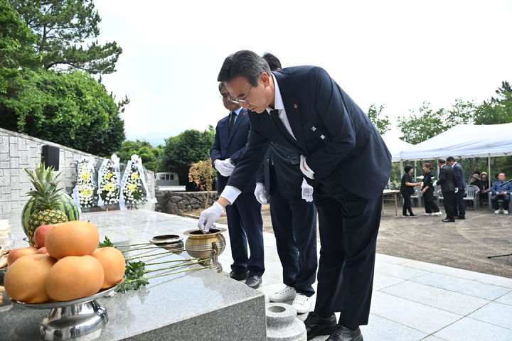 [서귀포=뉴시스] 오순문 서귀포시장이 9일 서귀포시 하원동 삼면위령제단에서 열린 '예비검속 희생자 삼면 원혼 합동위령제'에서 분향하고 있다. (사진=서귀포시 제공) 2025.07.09. photo@newsis.com *재판매 및 DB 금지