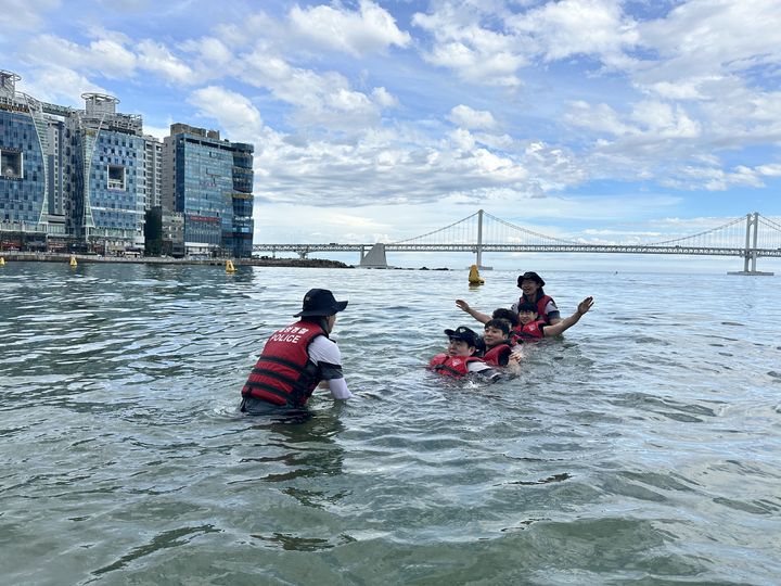 [부산=뉴시스] 부산 광안리해수욕장에서 생존 수영 체험 교실이 진행되고 있다. (사진=부산해양경찰서 제공) 2025.07.09. photo@newsis.com *재판매 및 DB 금지