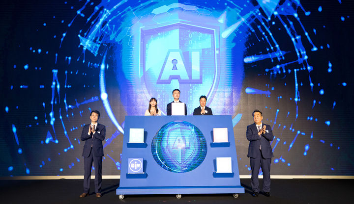 류제명 과학기술정보통신부 제2차관이 9일 오전 서울 용산구 드래곤시티호텔에서 열린 '제14회 정보보호의 날 기념식' 에서 세리머니를 하고 있다. (사진=과학기술정보통신부 제공) *재판매 및 DB 금지