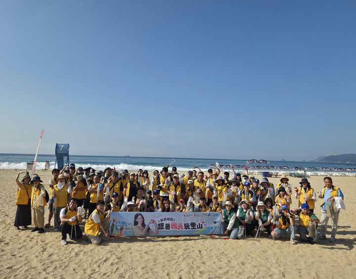 9일 부산 해운대 해수욕장에서 해변 정화 활동을 펼친 치어리더 이아영과 타이완인 관광객들. *재판매 및 DB 금지