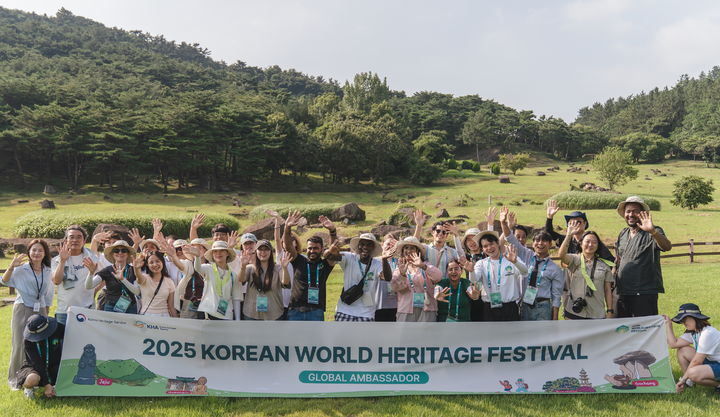 [고창=뉴시스] '2025 고창 세계유산축전'을 홍보하기 위한 고창 고인돌유적지를 방문한 글로벌사절단이 함께 사진을 찍고 있다. *재판매 및 DB 금지