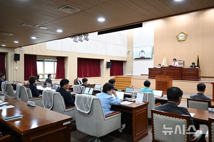 [연천=뉴시스] 제294회 제1차 정례회 제6차 본회의. (사진=연천군의회 제공) 2025.07.09 photo@newsis.com