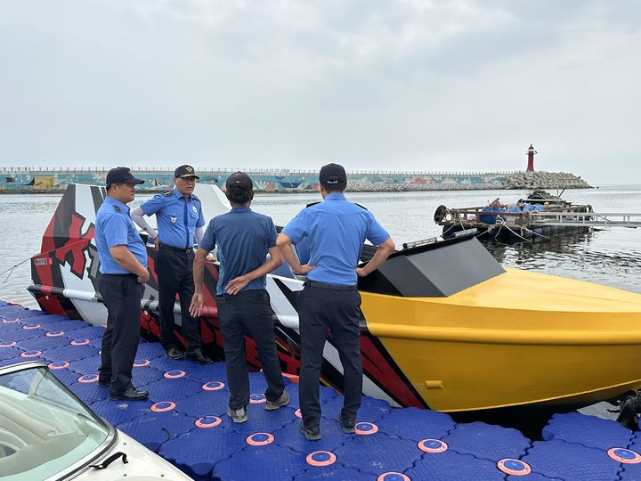 [강릉=뉴시스] 강릉해양경찰서가 수상레저사업장을 대상으로 특별 안전점검을 실시하고 있다.(사진=강릉해경 제공)photo@newsis.com *재판매 및 DB 금지