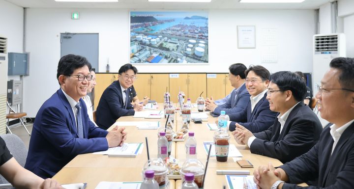 [부산=뉴시스] 김양수 기자 = 고광효 관세청장(왼쪽줄 아래서 첫째)이 9일 부산 감만동에 위치한 HD현대오일뱅크㈜ 부산 물류센터를 방문해 업체 애로사항을 청취하고 북극항로 개척지원방안에 대해 논의하고 있다.(사진=관세청 제공).2025.07.00. photo@newsis.com *재판매 및 DB 금지