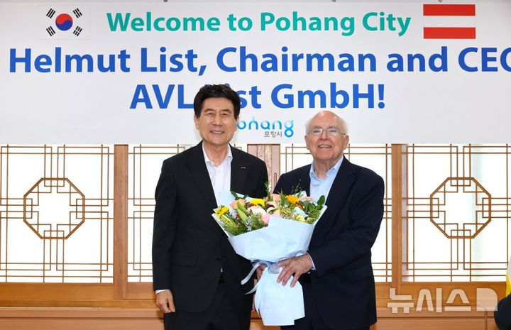 [포항=뉴시스] 송종욱 기자 = 경북 포항시는 9일 시청 대외협력실에서 세계 최대 파워트레인 기업인 'AVL 사'와 전략적 협력 네트워크를 구축하고, 수소 산업 등 다양한 분야에서 협력 방안을 논의했다. 사진은 이강덕(왼쪽) 포항시장과 헬무트 리스트 AVL 사 회장이 기념 촬영하는 모습. (사진=포항시 제공) 2025.07.09. photo@newsis.com