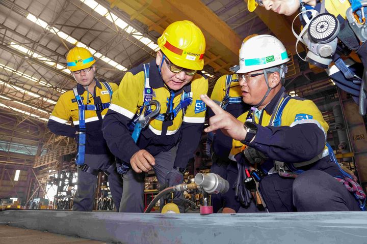 [울산=뉴시스] HD현대중공업 노진율 사장(왼쪽 두번째)이 지난 8일 HD현대삼호 사업장을 방문해 현장 안전활동을 펼쳤다. (사진=HD현대중공업 제공) photo@newsis.com *재판매 및 DB 금지