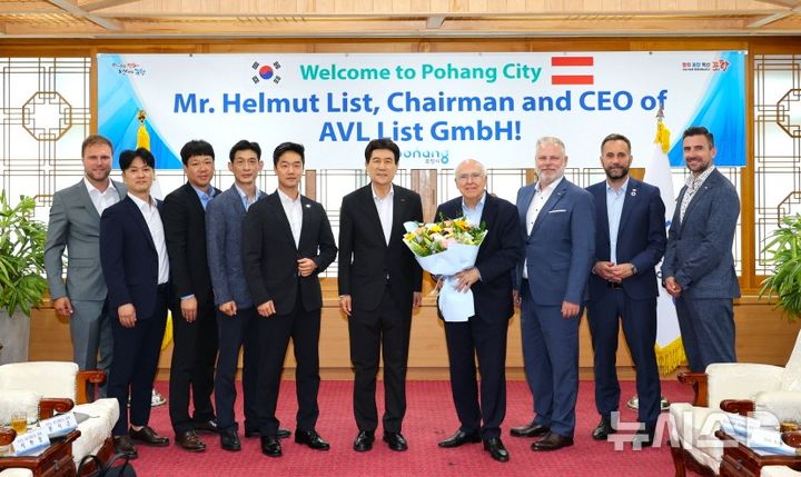 [포항=뉴시스] 송종욱 기자 = 경북 포항시는 9일 시청 대외협력실에서 세계 최대 파워트레인 기업인 'AVL 사'와 전략적 협력 네트워크를 구축하고, 수소 산업 등 다양한 분야에서 협력 방안을 논의했다. 사진은 이강덕 포항시장이 AVL 사의 헬무트 리스트 회장 등 경영진과 기념 촬영하는 모습. (사진=포항시 제공) 2025.07.09. photo@newsis.com