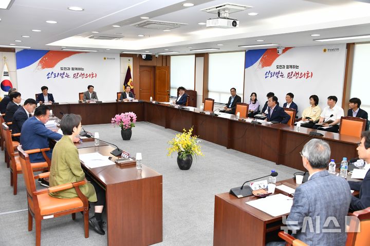 [창원=뉴시스]9일 오전 경남도의회 의정회의실에서 최학범 의장 주재로 확대의장단 회의가 열리고 있다.(사진=경남도의회 제공) 2025.07.09. photo@newsis.com