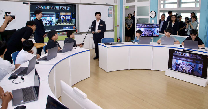 [광주=뉴시스] 전남 화순오성초등학교 6학년 학생들이 9일 교실에서 남극 장보고기지 대원들과 공동수업을 하고 있다. (사진=도교육청 제공) 2025.07.09. photo@newsis.com *재판매 및 DB 금지