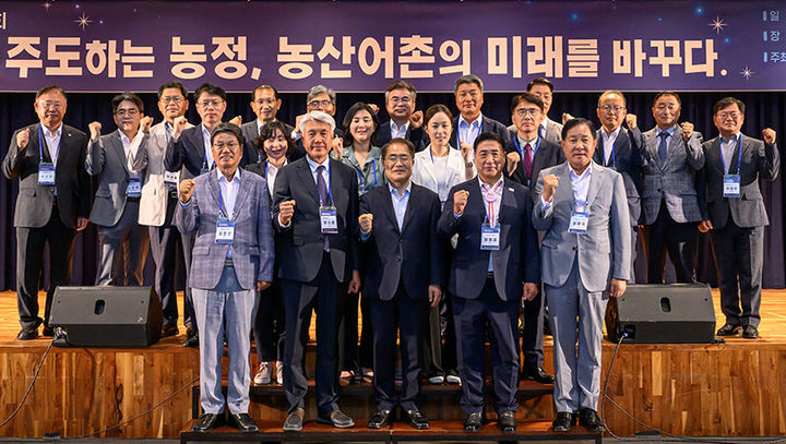 전국농어촌지역군수협의회는 9일 강원랜드 그랜드볼룸에서 농어업·농어촌특별위원회와 공동으로 ‘지역이 주도하는 농정, 농산어촌의 미래를 바꾸다’를 주제로 정책토론회를 개최하고 있다.(사진=정선군 제공) *재판매 및 DB 금지