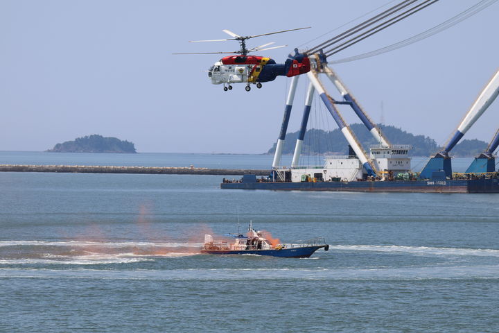 9일 군산항 인근에서 펼쳐진 대규모 항만방호 훈련에서 해양경찰 헬기가 테러모의선을 뒤쫒고 있다. (사진=군산해경 제공) *재판매 및 DB 금지
