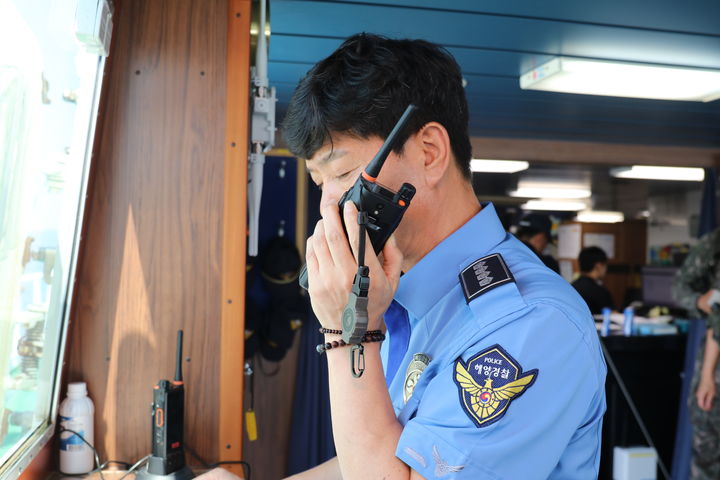 9일 군산항 인근에서 펼쳐진 대규모 항만방호 훈련에서 오훈 해경서장이 작전지휘를 하고 있다.(사진=군산해경 제공) *재판매 및 DB 금지