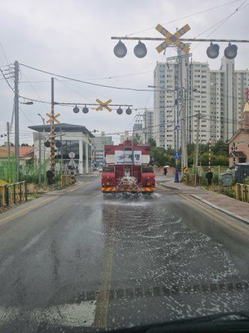 [동해=뉴시스] 동해시가 폭염 대응을 위해 도로변에 살수작업을 펼치고 있다.(사진=동해시 제공)photo@newsis.com *재판매 및 DB 금지