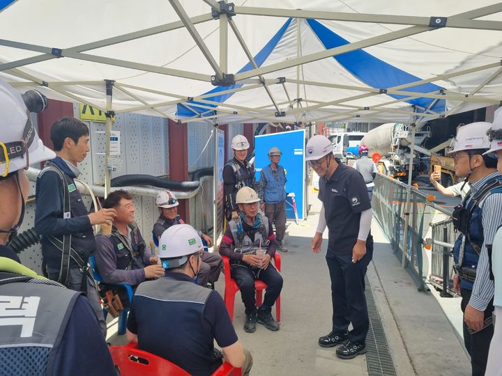 [대구=뉴시스] 대구지방고용노동청은 폭염 속에서 일하는 근로자들의 생명과 건강을 보호하기 위한 핵심 조치인 '폭염안전 5대 기본수칙' 이행 상황을 점검했다. (사진=대구고용노동청 제공) 2025.07.09. photo@newsis.com  *재판매 및 DB 금지
