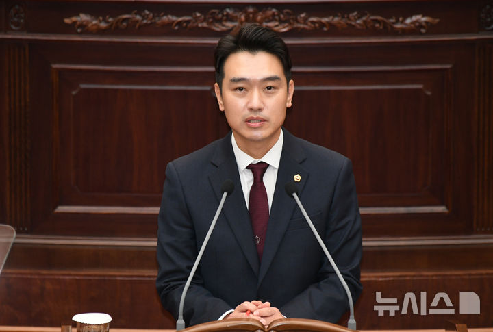 [창원=뉴시스]정재욱 경남도의원이 9일 오후 열린 제425회 임시회 제1차 본회의에서 5분 자유발언을 통해 반려동물 장묘시설(화장장 등) 설치 관련 갈등에 대한 경남도 차원의 대책 마련을 촉구하고 있다.(사진=경남도의회 제공) 2025.07.09. photo@newsis.com