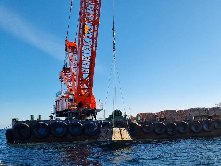 [양양=뉴시스] 양양군이 해양자원 특화 전략의 일환으로 현남면 동산리 및 인구리 연안에서 해삼전용초 설치를 실시하고 있다.(사진=양양군 제공)photo@newsis.com *재판매 및 DB 금지