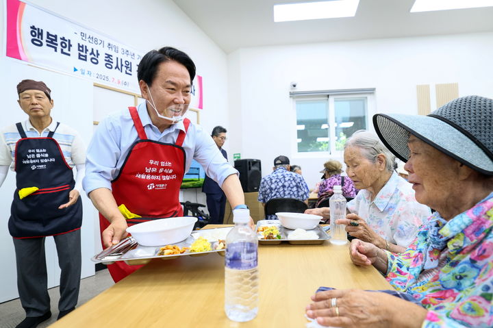 [서울=뉴시스] 이성헌 서대문구청장, 어르신 무료 급식소 배식 봉사. 2025.07.09. (사진=서대문구 제공) *재판매 및 DB 금지