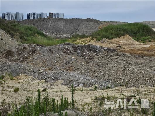 [포항=뉴시스] 송종욱 기자 = 포항환경운동연합은 9일 성명서를 통해 "포항시 남구 동해면 동해지구 토지구획정리 사업지에 반출·반입 경로가 밝혀지지 않은 대량 오염토가 무단 적치돼 법적·행정적 조치는 물론 오염토를 반출해 원상복구 하라"고 주장했다. 사진은 동해지구 토지구획정리 사업지에 대량 오염토가 쌓여 있는 모습. (사진=환경운동연합 제공) 2025.07.09. photo@newsis.com