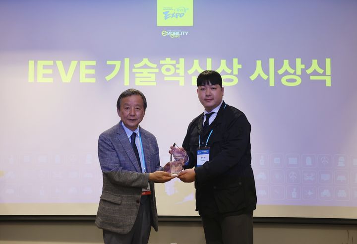 [서울=뉴시스]김대환(왼쪽) 국제e-모빌리티엑스포 조직위원장과 정문영 차봇모빌리티 CSO.(사진=차봇모빌리티 제공) 2025.07.09. photo@newsis.com *재판매 및 DB 금지