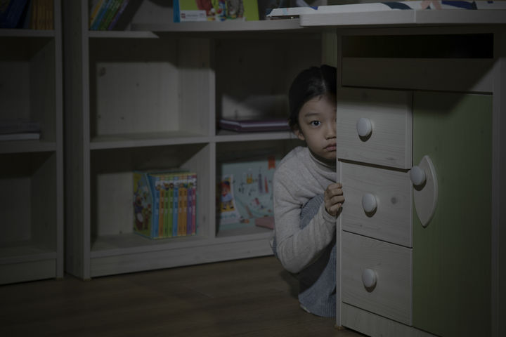 [서울=뉴시스] 재혼 사실과 자녀 존재를 숨긴 채 결혼을 진행한 남편이 외도 후 내연녀를 지키겠다며 자녀 앞에서 흉기를 휘두르는 사건이 발생했다. 사진은 본 기사와 관계 없음. 2025.07.09. *재배포 및 DB금지 *재판매 및 DB 금지