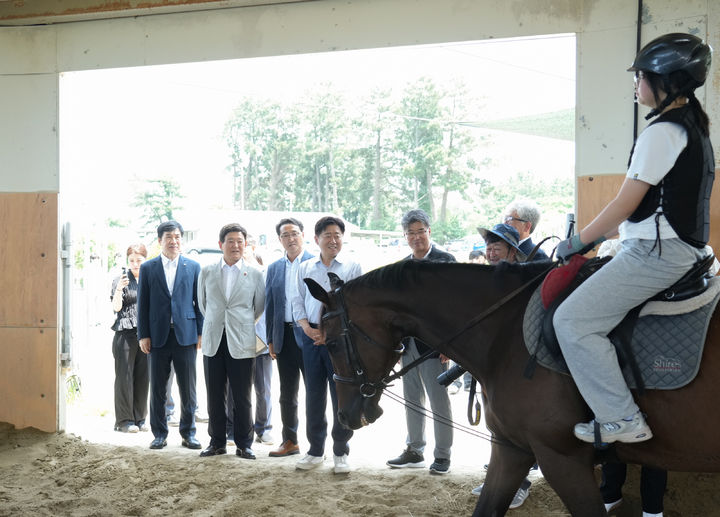 [제주=뉴시스] 오영훈 제주지사를 비롯한 관계자들이 9일 오후 1학생 1스포츠 프로그램이 진행되고 있는 도내 한 승마장을 찾아 수업을 참관하고 있다. (사진=제주도 제공) 2025.07.09. photo@newsis.com *재판매 및 DB 금지