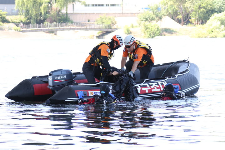 [대구=뉴시스] 대구북부소방서는 9일 금호강 무태교 일대에서 하계 수난사고 대비 특별구조훈련을 했다. (사진=대구북부소방서 제공) 2025.07.09. photo@newsis.com *재판매 및 DB 금지
