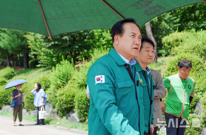 [오산=뉴시스] 이권재 경기 오산시장이 폭염 대응 시설 점검을 벌이고 있다. (사진=오산시 제공) 2025.07.09. photo@newsis.com 