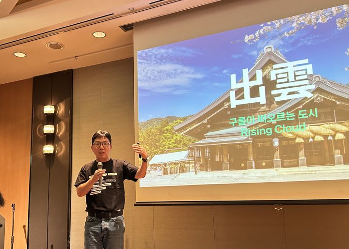 김유원 네이버클라우드 대표가 9일 일본 오사카에서 열린 협업 툴 '라인웍스' 출시 10주년 기념 기자간담회에서 현지 사업전략에 대해 발표하고 있다(사진=송혜리 기자) *재판매 및 DB 금지