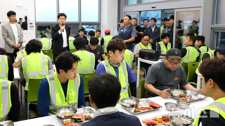 [포항=뉴시스] 송종욱 기자 = 이강덕 포항시장이 9일 불볕더위에 새벽 근무에 나서는 환경관리원을 격려했다. 사진은 이 시장이 포항시 환경관리원 복지회관을 방문해 환경관리원과 아침밥을 함께 먹기에 앞서 격려 인사를 하는 모습. (사진=포항시 제공) 2025.07.09. photo@newsis.com