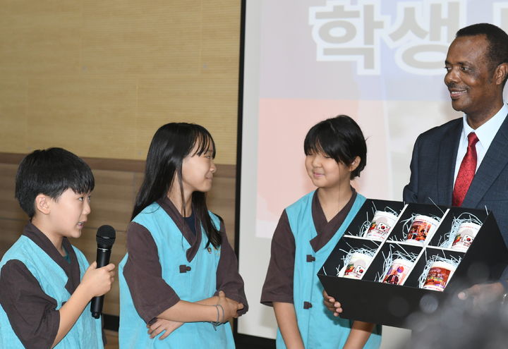 [창원=뉴시스]함양 금반초 학생들이 이디오피아 대사에게 선물을 주고 있는 모습.(사진=경남교육청 제공)2025.07.09.photo@newsis.com *재판매 및 DB 금지