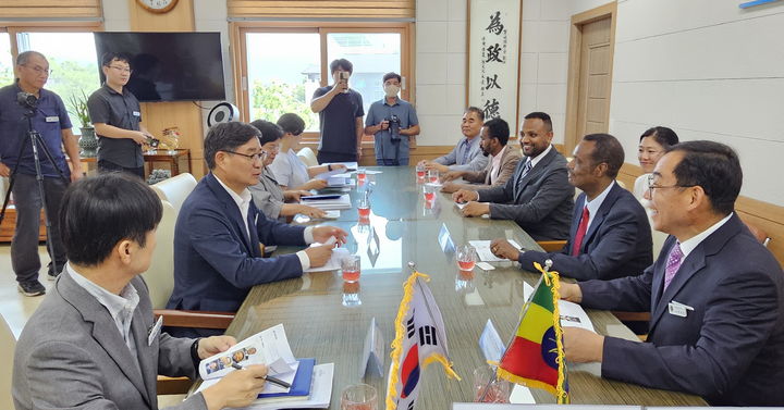 [창원=뉴시스]함양군청을 찾은 이디오피아 대사 일행.(사진=경남교육청 제공) 2025.07.09.photo@newsis.com *재판매 및 DB 금지