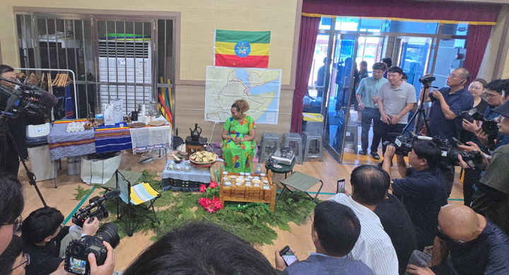 [창원=뉴시스]이디오피아 커피를 시연하는 모습.(사진=경남교육청 제공) 2025.07.09.photo@newsis.com *재판매 및 DB 금지