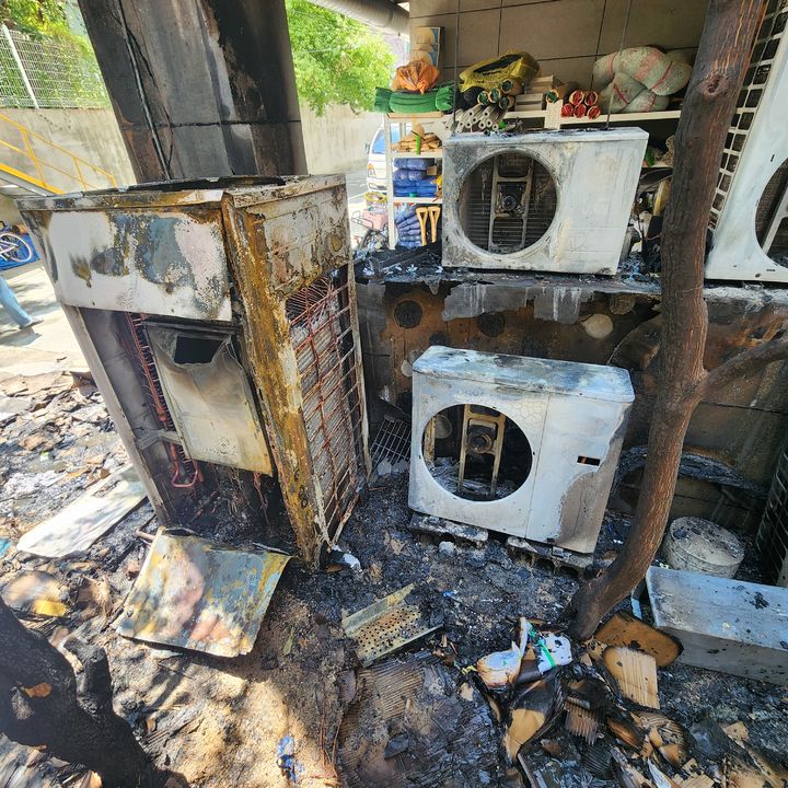 [울산=뉴시스] 박수지 기자 = 9일 울산시 울주군 굴화리 한 상가 앞 실외기에서 불이나 훼손돼 있다. (사진=울주소방서 제공) 2025.07.09. photo@newsis.com *재판매 및 DB 금지