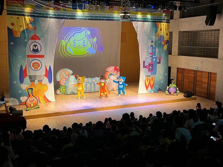 [대전=뉴시스] 어린이 뮤지컬 '출동! 건강한 응가맨!' 공연 모습. (사진=대전대 제공) *재판매 및 DB 금지