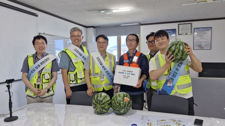 [부산=뉴시스] 한국공항공사 김해공항은 9일 본격적인 폭염이 시작됨에 따라 야외에서 근무하는 현장 근로자의 건강과 안전을 보호하기 위해 '폭염 예방 안전 캠페인'을 시행했다. (사진=한국공항공사 김해공항 제공) 2025.07.09. photo@newsis.com *재판매 및 DB 금지