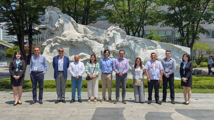 '에콰도르 키토시 고위급 공무원 초청연수프로그램' 참가자들이 숭실대 캠퍼스 내 백마상 앞에서 기념촬영하고 있다. (사진=숭실대 제공) *재판매 및 DB 금지