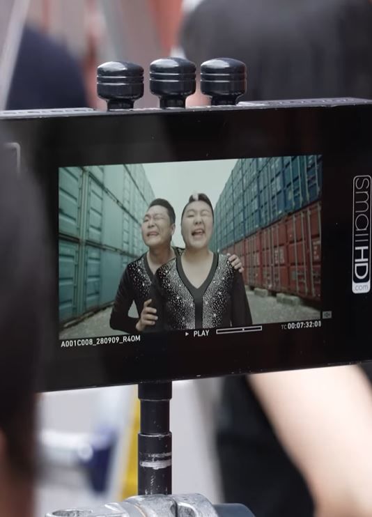 [서울=뉴시스] 가수 싸이와 코미디언 이수지가 함께 촬영한 '싸이의 흠뻑쇼' 오프닝 영상 제작기를 공개했다. (사진=싸이 인스타 캡처) 2025.07.09. photo@newsis.com *재판매 및 DB 금지