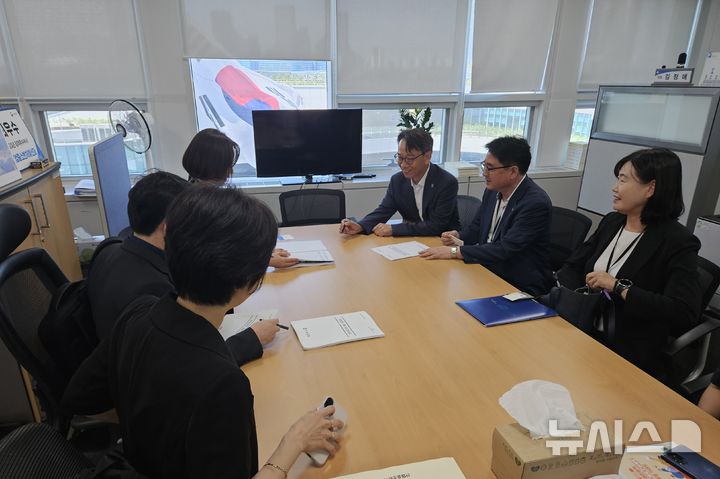 [세종=뉴시스]경남도 김명주(오른쪽서 세 번째) 경제부지사가 9일 기획재정부를 방문해 지역 핵심사업에 대한 내년도 국비 반영을 요청하고 있다.(사진=경남도 제공) 2025.07.09. photo@newsis.com
