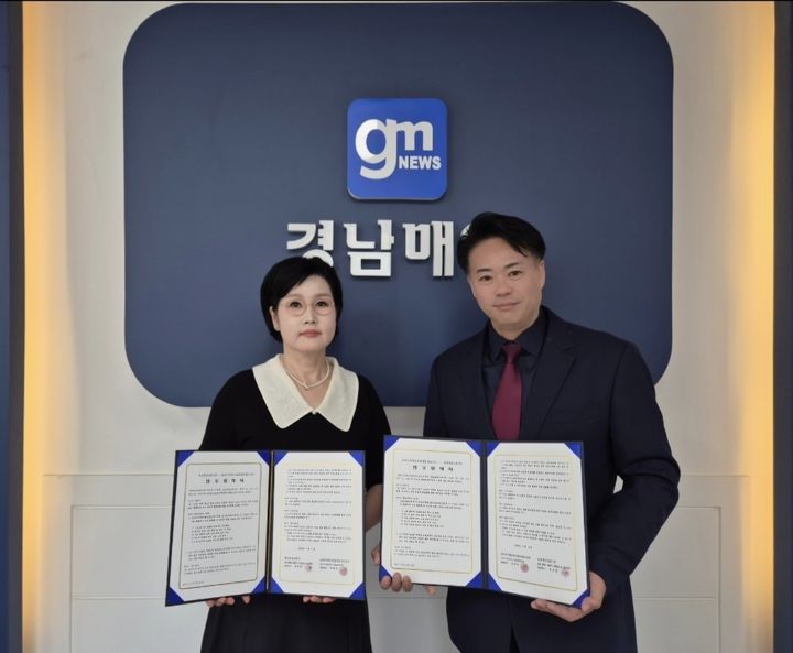 [부산=뉴시스] 에이치에스엔피엘 인베스먼트(오른쪽 박현석 대표)는 경남매일신문과 9일 경남매일신문 본사에서 태양광 발전사업 업무제휴를 맺었다. (사진=에이치에스엔피엘 인베스먼트 제공) 2025.07.09. photo@newsis.com *재판매 및 DB 금지