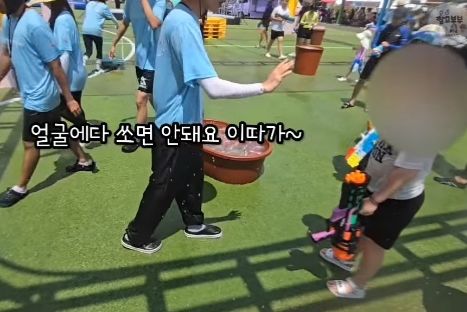 대표 이미지: 다이소 직원 무릎 꿇린 갑질 고객, 형사 고소 논란