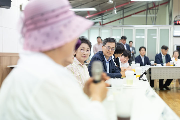[수원=뉴시스] 대성동 주민 만난 김동연 경기도지사. (사진=경기도 제공) 2025.07.09. photo@newsis.com *재판매 및 DB 금지