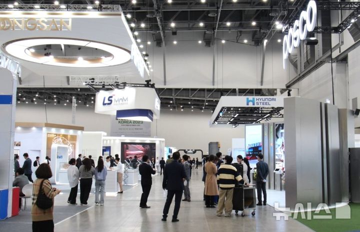 [포항=뉴시스] 송종욱 기자 = 경북 포항시가 오는 11월19~21일 사흘간 대구 EXCO에서 열리는 '국제철강·비철금속산업전'에 참여할 지역 기업을 다음 달 8일까지 모집한다. 사진은 지난해 국제철강 및 비철금속 산업전에 참여한 포스코·현대제철의 부스 모습. (사진=포항시 제공) 2025.07.09. photo@newsis.com