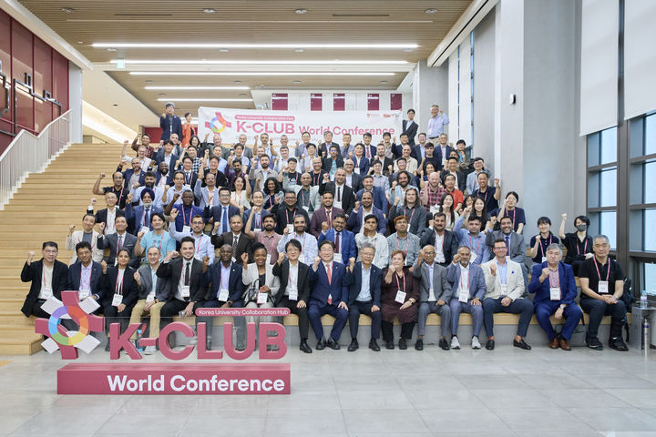 고려대 '케이클럽 월드 콘퍼런스' 참여자들이 단체 사진을 촬영하고 있다. (사진=고려대 제공) *재판매 및 DB 금지