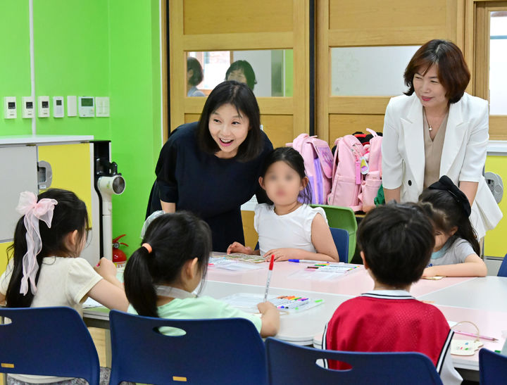 [서울=뉴시스] 이문초등학교 늘봄학교 운영 교실 둘러보는 최호정 의장. 2025.07.09 (사진 제공=서울시의회) photo@newsis.com *재판매 및 DB 금지