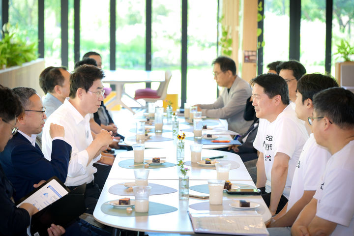 [순천=뉴시스] 9일 순천시 정원워케이션센터에서 노관규 순천시장이 국정기획위원회에 미래전략사업을 건의하고 있다. (사진=순천시 제공) 2025.07.09. photo@newsis.com *재판매 및 DB 금지