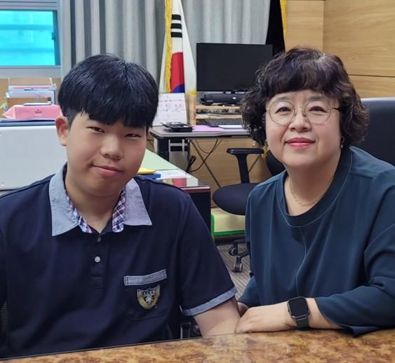 [서울=뉴시스] 동두천중 2학년생 옥군과 윤태숙 동두천중학교장의 사진. (출처=윤태숙 동두천중학교장 인스타그램) *재판매 및 DB 금지