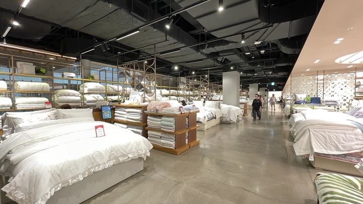 [서울=뉴시스]신세계백화점은 최근 기록적인 무더위로 냉감 소재에 대한 수요가 크게 늘면서 관련 상품 판매 확대와 프로모션을 진행한다고 10일 밝혔다.(사진=신세계백화점 제공) *재판매 및 DB 금지